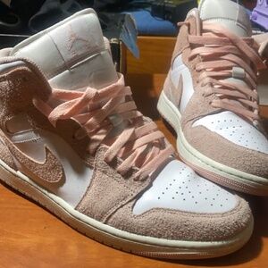 Jordan AJ 1 Mid SE Pink